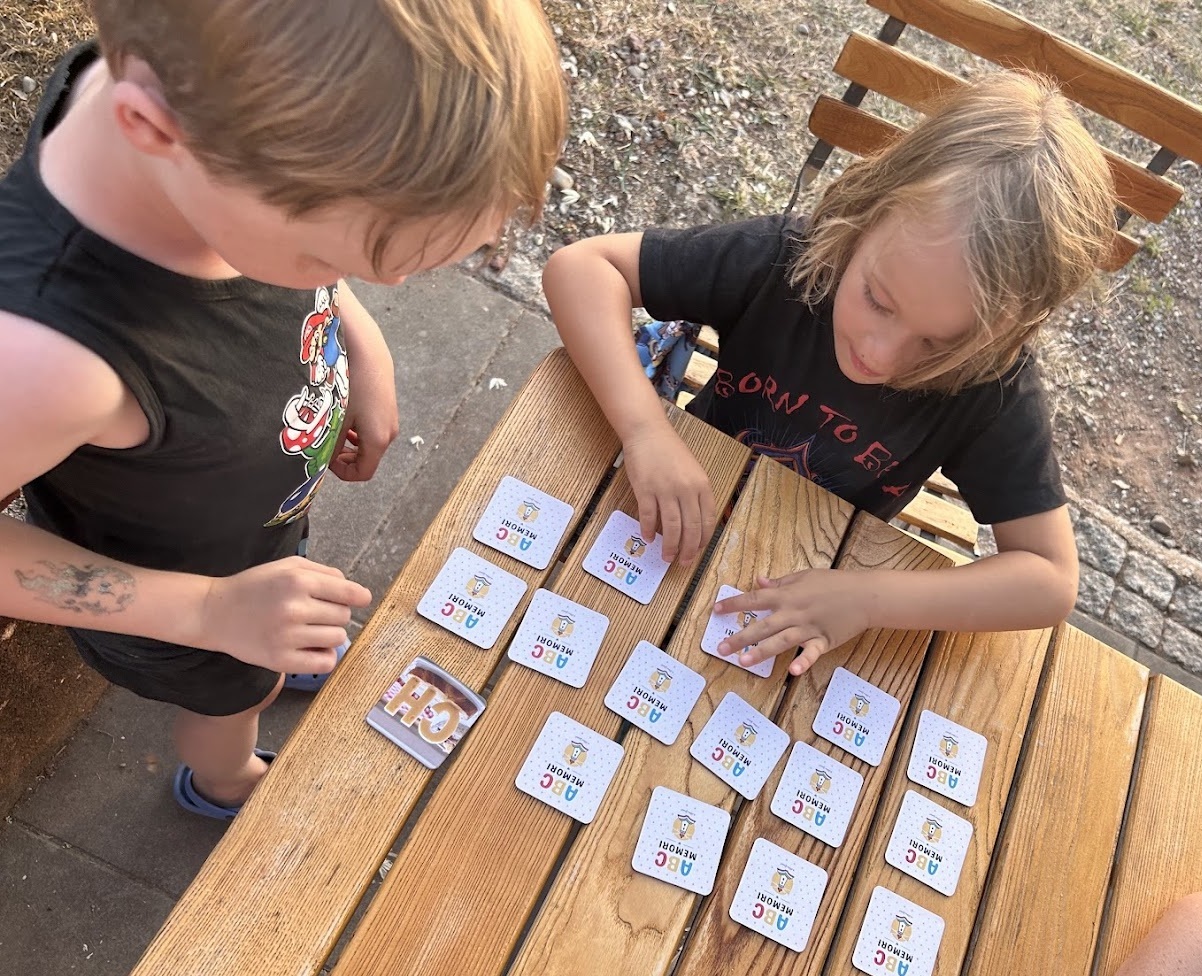 Kinder spielen gemeinsam ABC-Memori